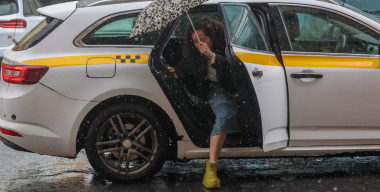 Таксист изнасиловал девушку и высадил ее у метро в Санкт-Петербурге