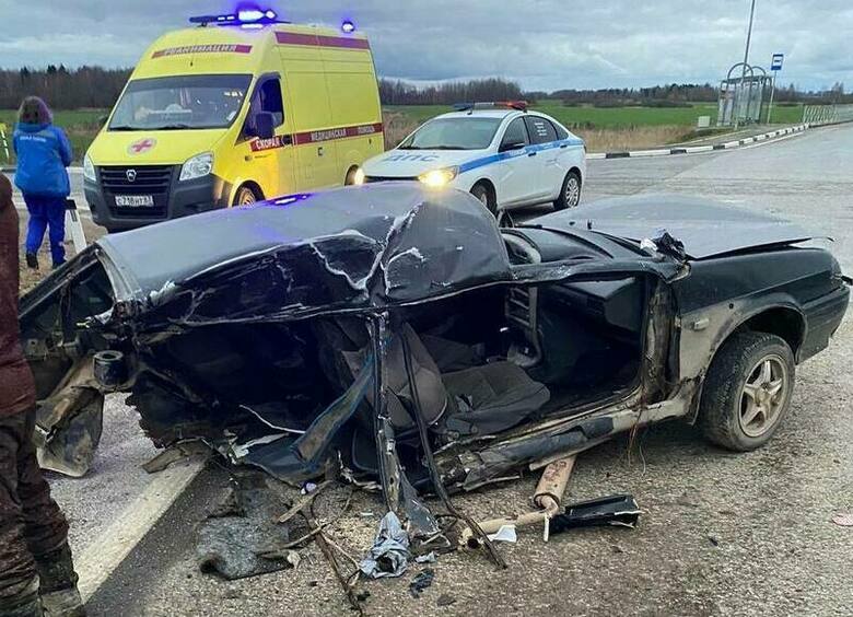 Изображение Автомобиль разорвало пополам после ДТП в Смоленской области
