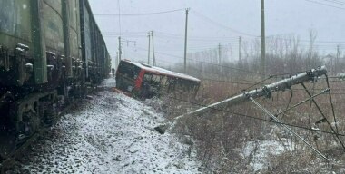 Автобус столкнулся с поездом в Хабаровске, трое человек получили травмы