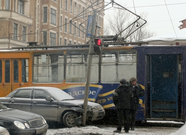 Автомобиль столкнулся с трамваем в Санкт-Петербурге, создав большую пробку