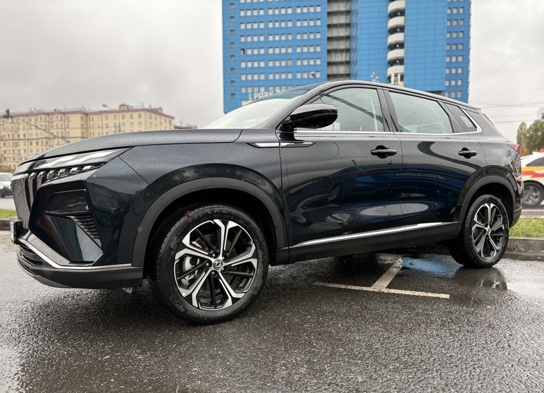 Неоклассицизм: тест-драйв кроссовера Dongfeng Huge