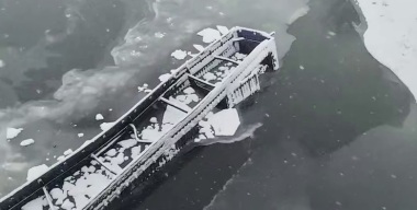 Пожилой водитель грузовика Volvo съехал с моста в Бурятии и пропал без вести