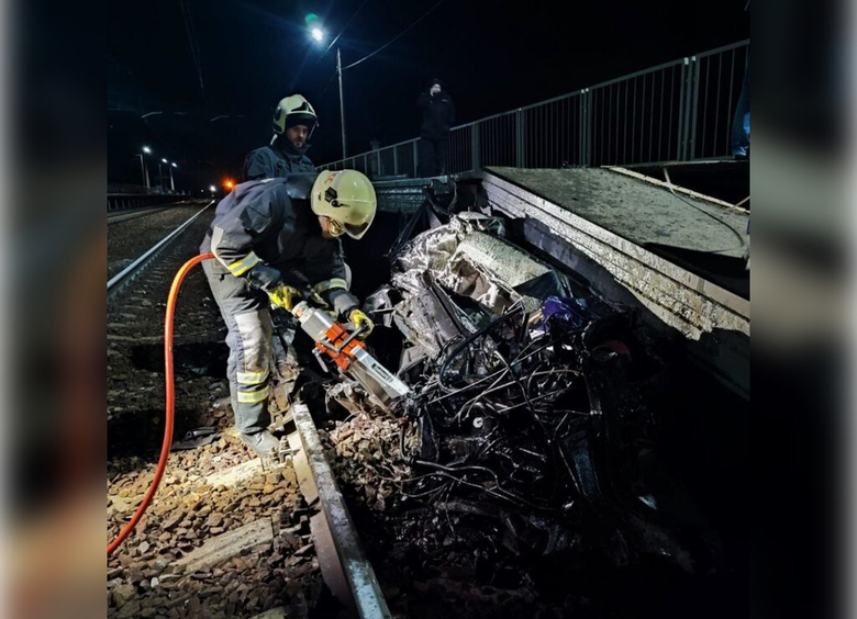 Изображение Поезд раздавил автомобиль в Самарской области, водитель погиб