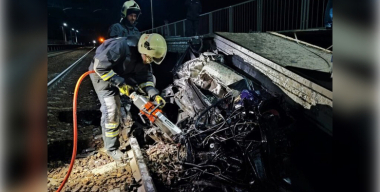Поезд раздавил автомобиль в Самарской области, водитель погиб