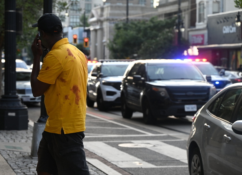 Изображение Уличный гонщик, скрываясь от полиции, въехал в толпу людей около бара