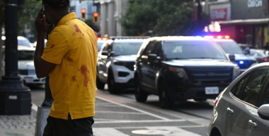 Уличный гонщик, скрываясь от полиции, въехал в толпу людей около бара