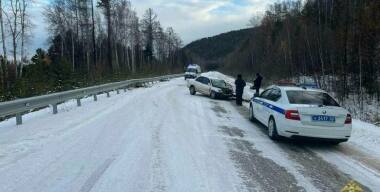 Маршрутный автобус столкнулся с легковушкой в Бурятии, один человек погиб