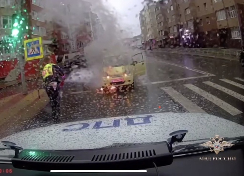 Изображение Полицейские спасли женщину и двух детей из горящего авто в Ханты-Мансийске