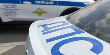 Водитель на Porsche Panamera врезался в ограждение в центре Москвы