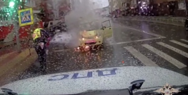 Полицейские спасли женщину и двух детей из горящего авто в Ханты-Мансийске