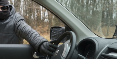 Мужчины попытались угнать чужую LADA, но заглохли уже через пару метров