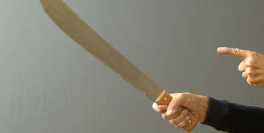 Пассажирка такси угрожала водителю мачете, требуя включить шансон