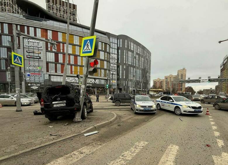 Изображение Водитель почувствовал себя плохо, выехал на встречку и врезался в фонарный столб