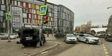 Водитель почувствовал себя плохо, выехал на встречку и врезался в фонарный столб