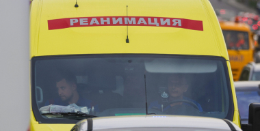 Девушка упала с моста на дорогу, и ее голову переехал автомобиль