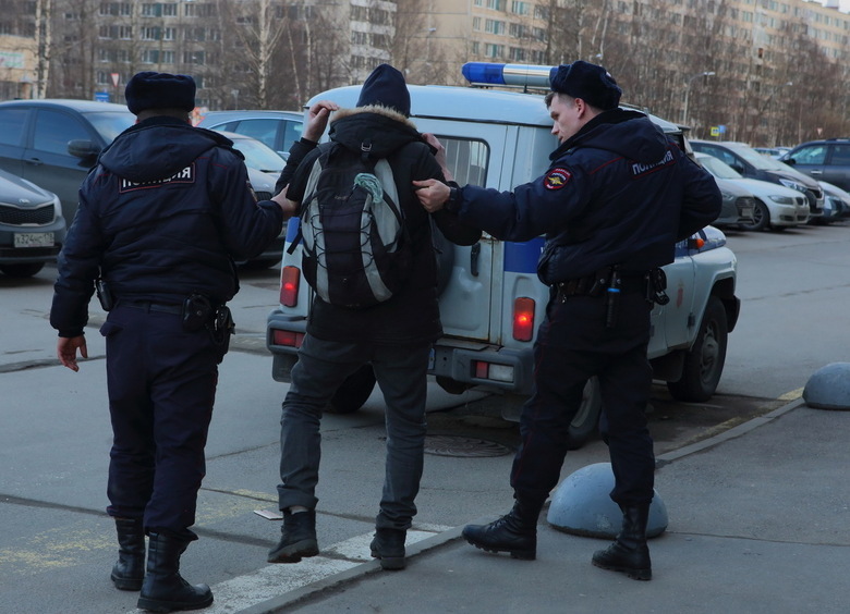 Изображение Чтобы остановить пьяного мигранта без «прав», ДПС пришлось стрелять по колесам