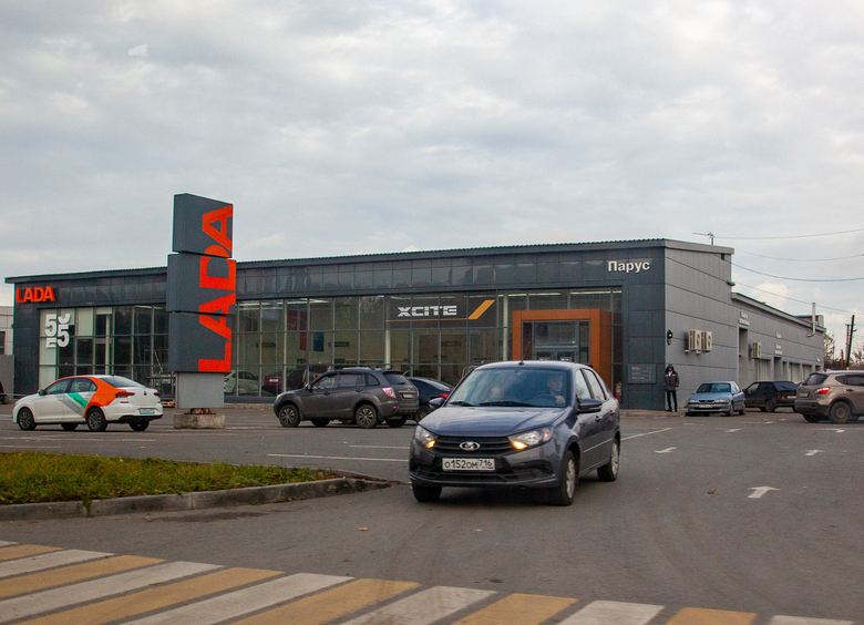 Стало известно, насколько снизилось количество автосалонов в России в 2025 году