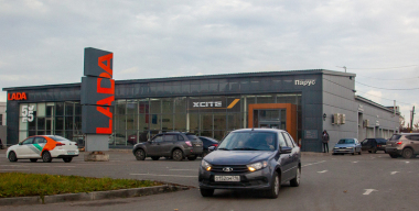 Стало известно, насколько снизилось количество автосалонов в России в 2025 году