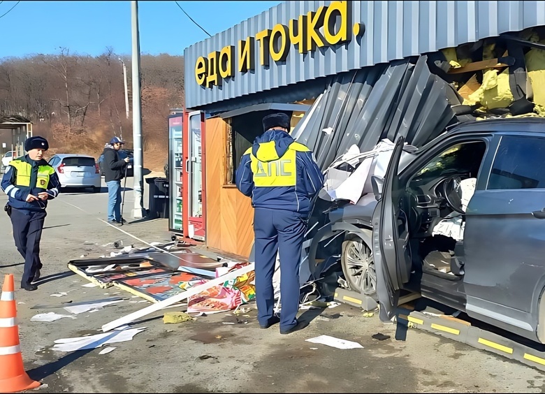 Изображение Машина врезалась в кафе во Владивостоке: один человек погиб, четверо пострадали
