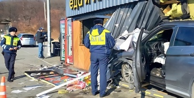 Машина врезалась в кафе во Владивостоке: один человек погиб, четверо пострадали