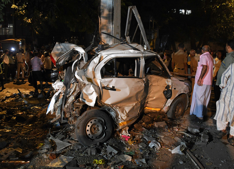 Изображение Восемь человек погибли после взрыва легковушки, столкнувшейся с грузовиком