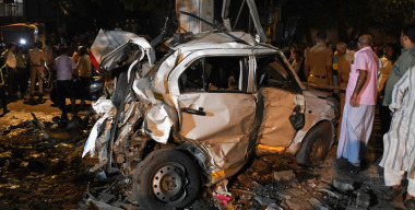 Восемь человек погибли после взрыва легковушки, столкнувшейся с грузовиком