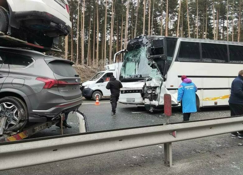 Изображение Автобус с детьми столкнулся с автовозом на трассе под Челябинском из-за гололеда