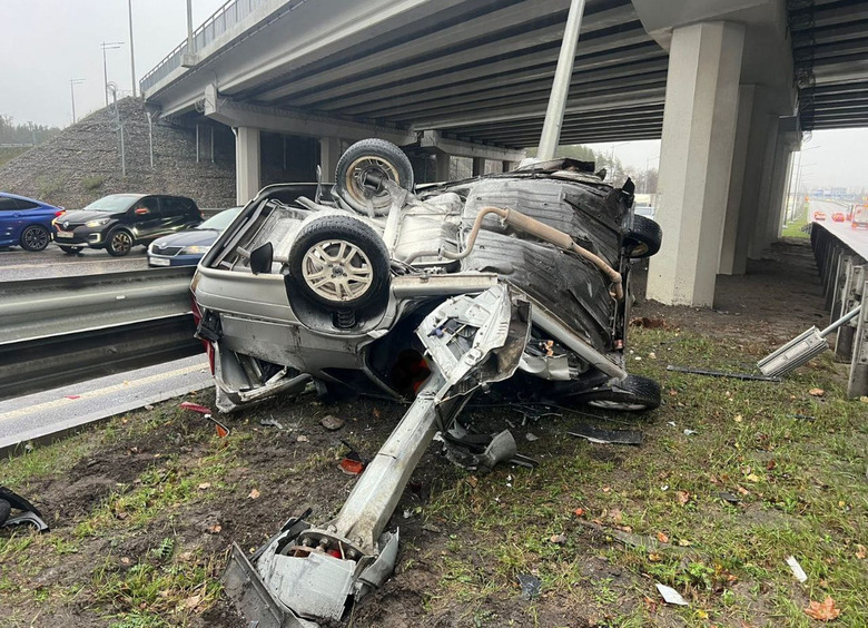 Изображение Автомобиль превратился в груду металла после удара о столб в Воронеже