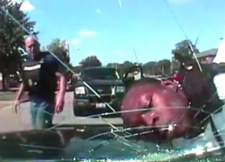 Изображение Пьяный виновник аварии попытался скрыться с места ДТП с человеком на капоте