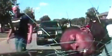 Пьяный виновник аварии попытался скрыться с места ДТП с человеком на капоте