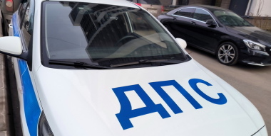 Омич попал в ДТП на рельсах, сбежал, но затем вернулся, чтобы сжечь свое авто