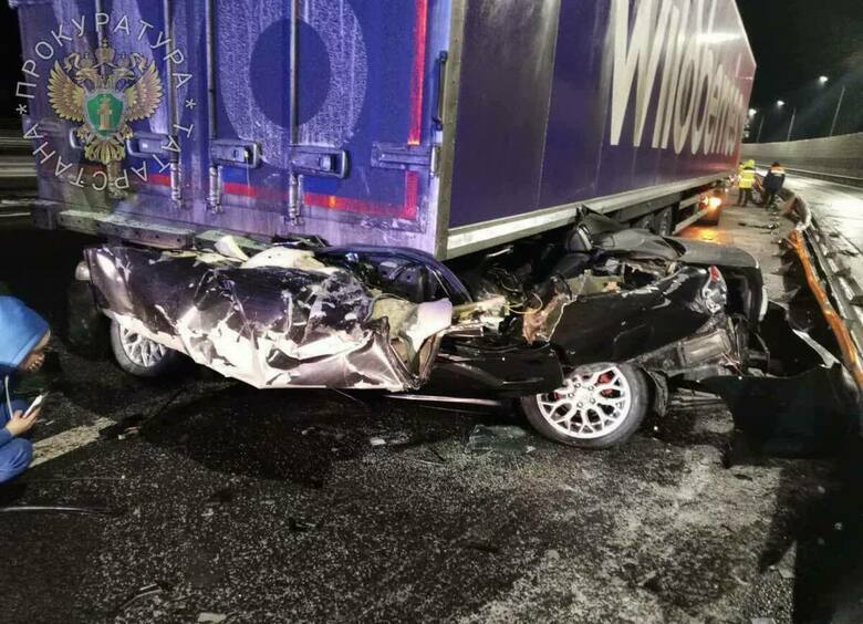 Изображение Toyota въехала под стоявшую на обочине фуру, два человека погибли