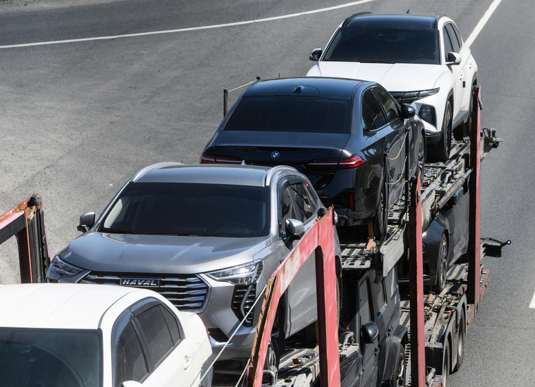 Поставки новых легковых автомобилей в Россию рухнули на 64%