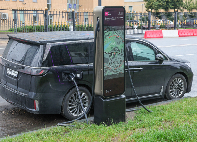 Обслуживать гибридные машины в России оказалось дороже, чем электрокары