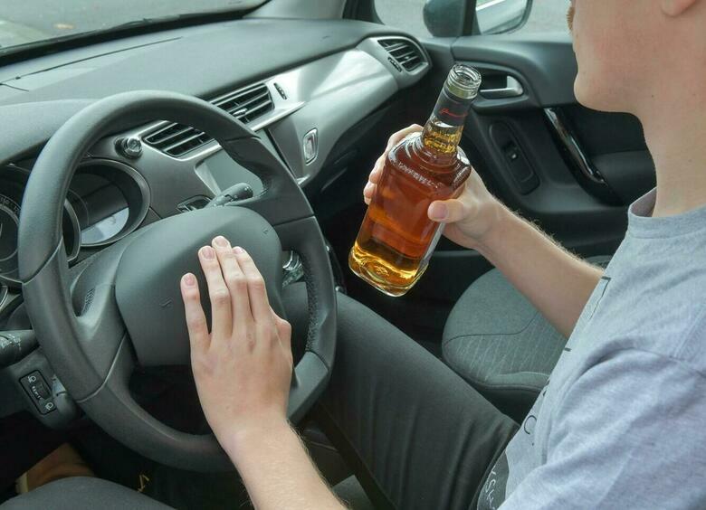 Изображение Пьяный мужчина угнал чужую машину, заблудился и попал в ДТП