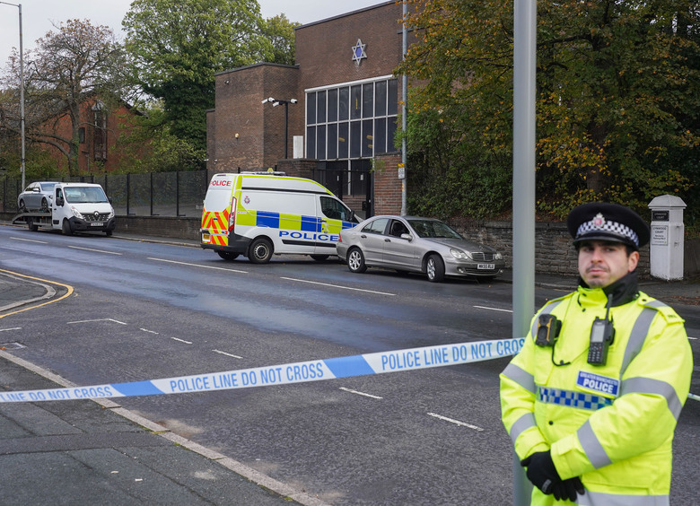 Изображение Мужчина убегал от преступника с ножом, но его сбила машина