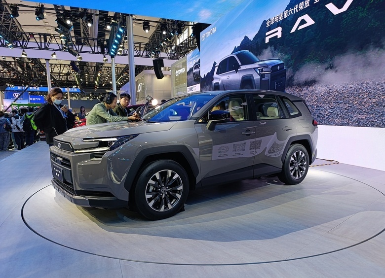 На автосалоне в Гуанчжоу японцы выкатили новую Toyota RAV4