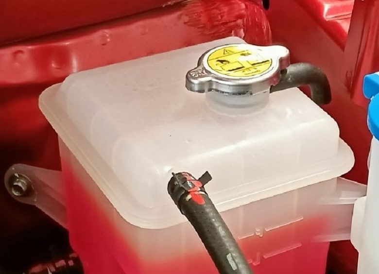 Деталька, способная разорить: чем опасен дефект крышки расширительного бачка авто