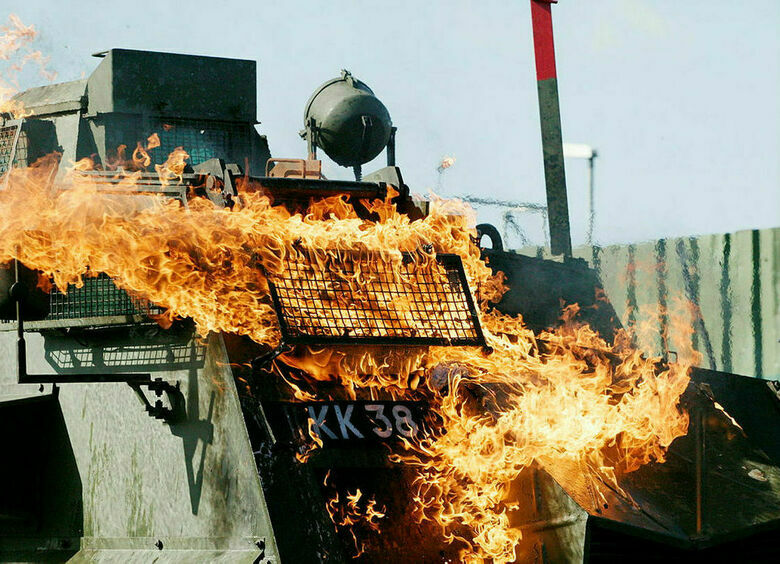 Изображение «Саксам» тут не рады: редкий английский полицейский броневик сожгли дронами