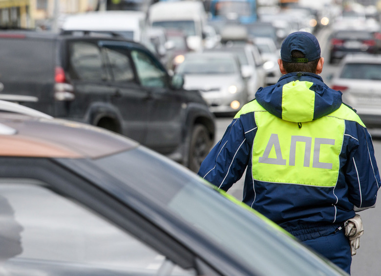 Изображение Водитель без «прав» устроил ДТП и протащил инспектора ДПС на двери авто