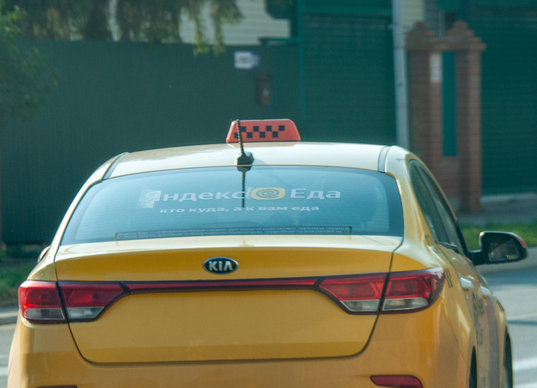 Изображение Пьяная таксистка катала пассажиров по центру Сочи