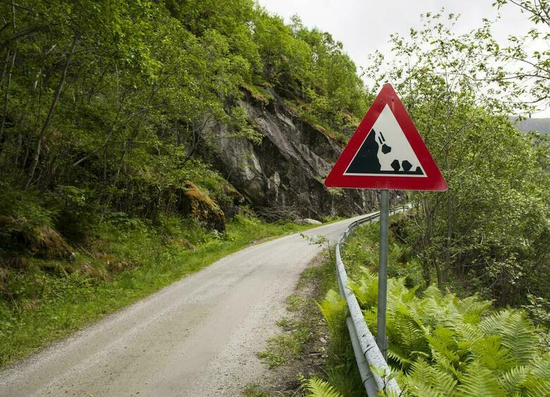 Изображение Валун размером с небольшой автомобиль врезался в машину на трассе