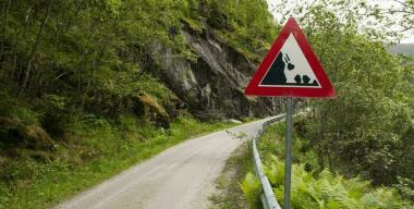 Валун размером с небольшой автомобиль врезался в машину на трассе