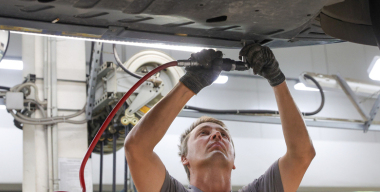 Сливать или откачивать: выбираем наиболее эффективный способ замены масла в двигателе