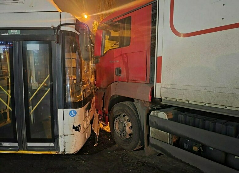 Изображение Водитель маршрутного автобуса протаранил семь автомобилей в Воронеже