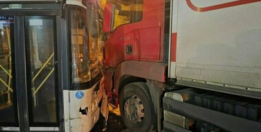 Водитель маршрутного автобуса протаранил семь автомобилей в Воронеже