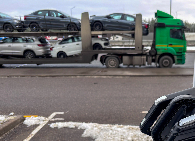 Девятый вал иномарок заставил российские таможни работать круглые сутки