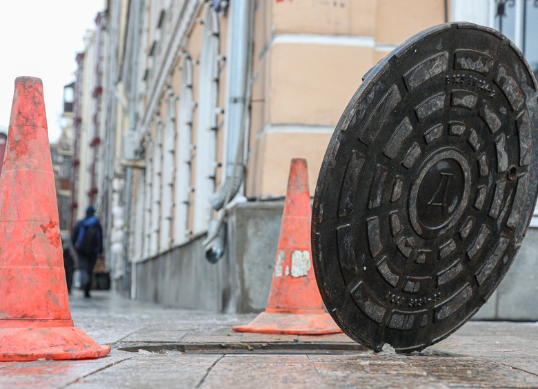 Изображение Канализационный люк влетел в лобовое стекло автомобиля в Красноярске