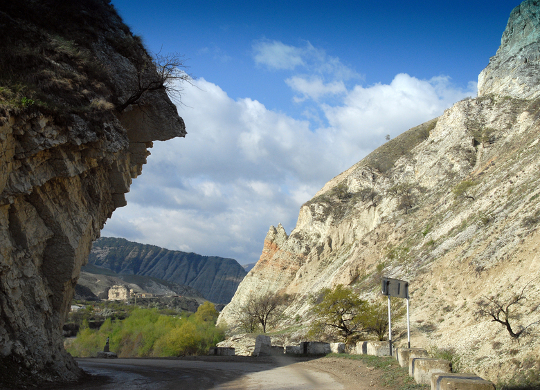 Изображение УАЗ с подростками рухнул с обрыва в Дагестане, один человек погиб