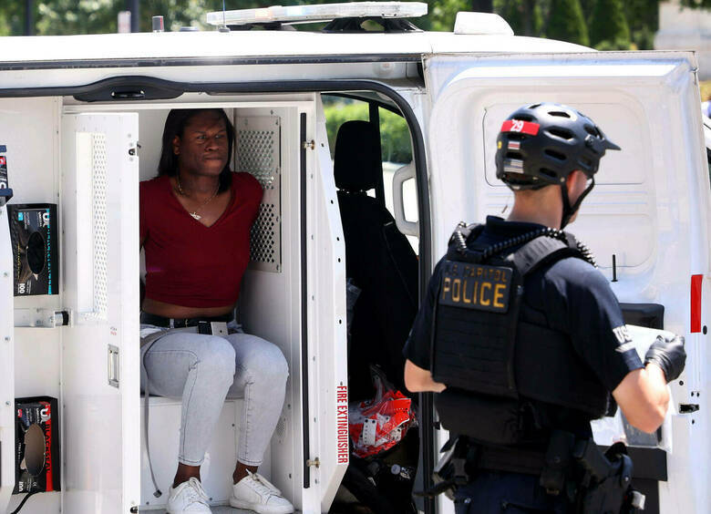 Изображение Пятерых бездомных детей и три собаки нашли в переполненном наркотиками авто